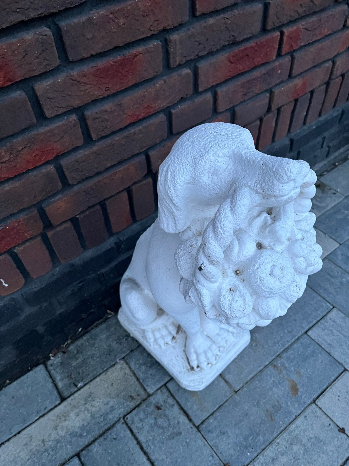 Decoratief stenen hondenbeeld met mand voor tuin of carport, Ophalen, Gebruikt, Steen, Dierenbeeld