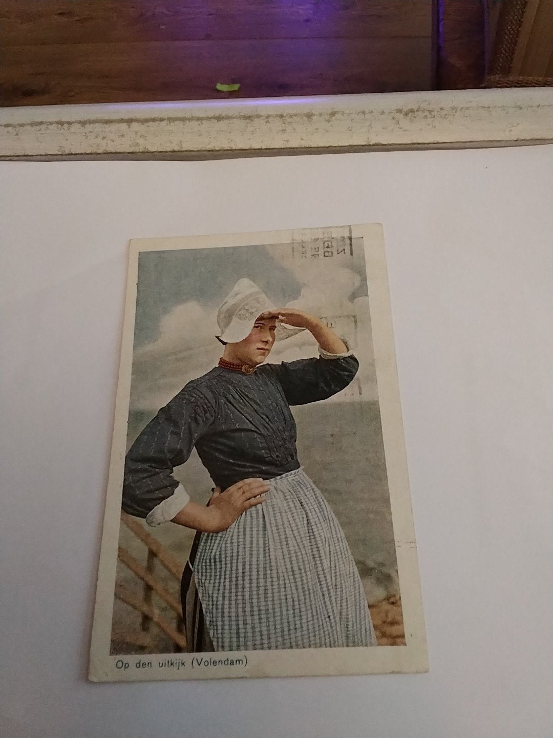 Oude ansichtkaart 'Op den uitkijk (Volendam)', Ophalen of Verzenden, Voor 1920