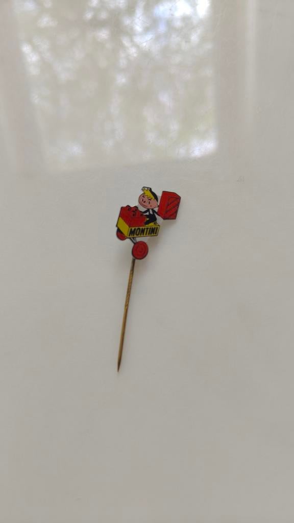 Vintage Montini Pin / Speldje - Figuurtje met Kist, Ophalen of Verzenden, Gebruikt, Figuurtje, Speldje of Pin