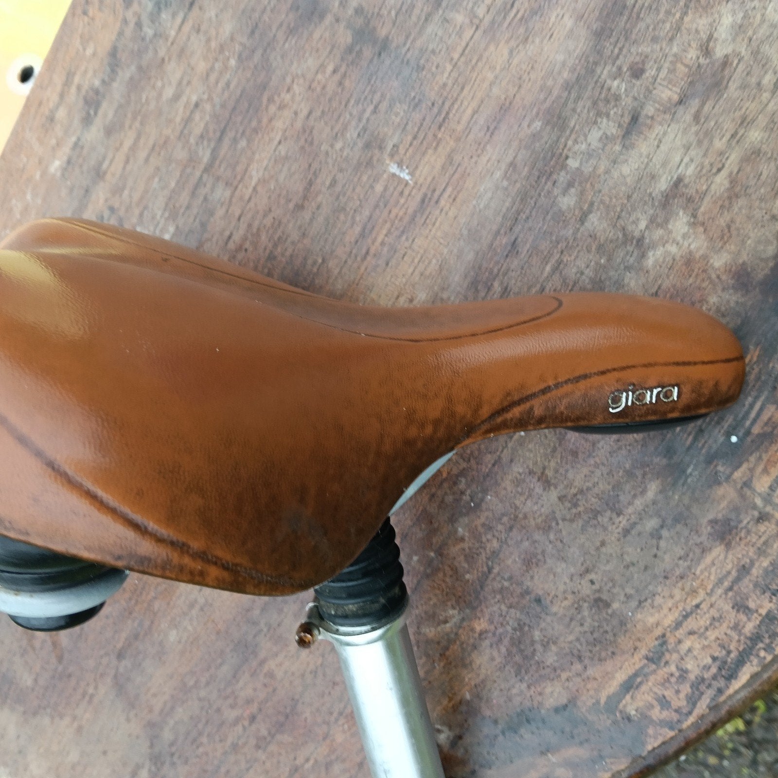 Giara comfortabel fietszadel met vering en zadelpen, Gebruikt, Leer, Stadsfiets, Ophalen of Verzenden