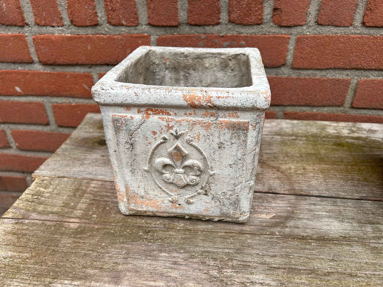Decoratieve bloempot met Franse Lelie motief, Tuin en Terras, Gebruikt, Vierkant, Binnen, Ophalen of Verzenden