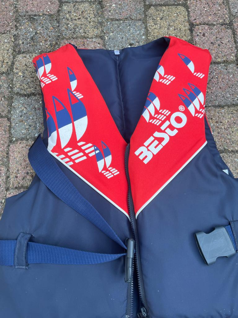 2x Besto Dinghy Winner 50N reddingsvest - Maat M prijs p.s., Watersport en Boten, Watersportkleding, Ophalen of Verzenden, Gebruikt