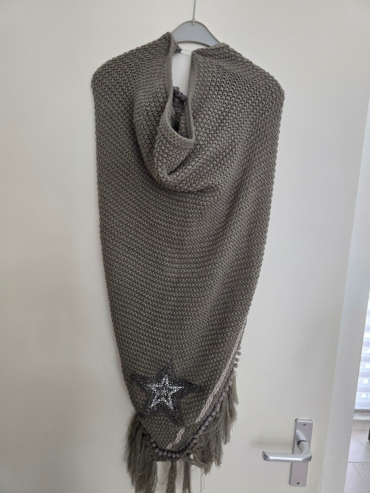 Gebreide Poncho met Sterapplicatie en Kwastjes, Onbekend, Ophalen of Verzenden, Zo goed als nieuw