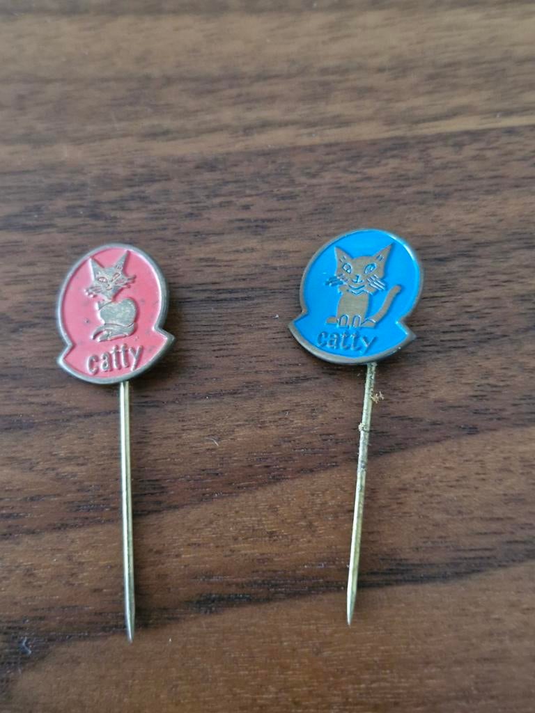 552 Vintage Catty Speldjes - Rood en Blauw Katten Pin, Verzamelen, Speldjes, Pins en Buttons, Ophalen of Verzenden, Gebruikt, Dier of Natuur