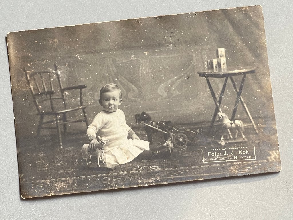 Oude foto kindje met speelgoed / J.J. Kok Hilversum, Gebruikt, Foto, Ophalen of Verzenden, Voor 1940