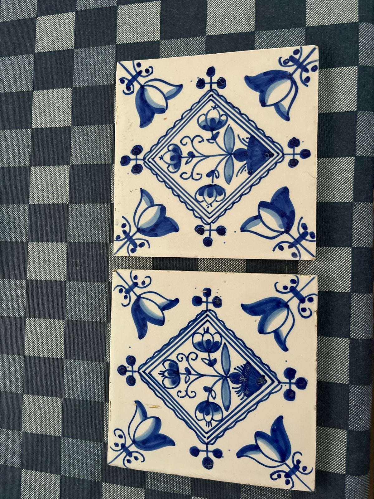 Twee Delfts blauwe tegeltjes met bloemmotief, Ophalen of Verzenden