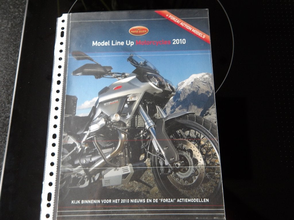 Moto Guzzi Model Line Up Motorfietsen 2010 Brochure, Ophalen of Verzenden, Moto Guzzi