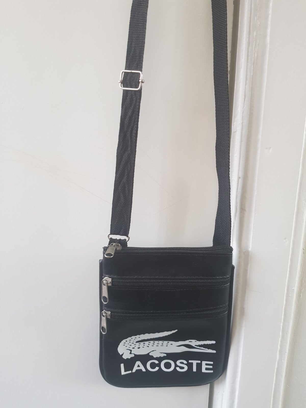 Te koop Schoudertas van heren LACOSTE nieuw in conditie., Zwart, Nieuw, Leer, Ophalen