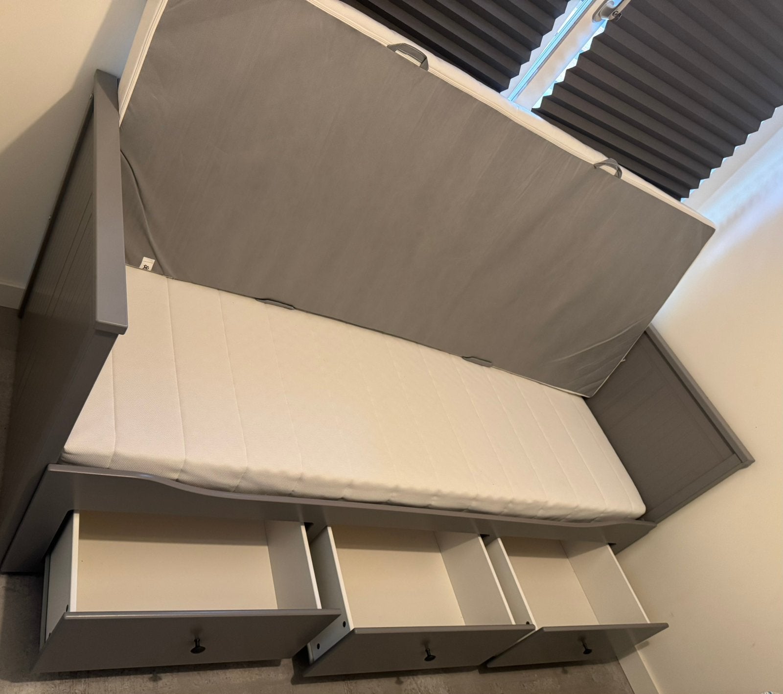 IKEA BED + Mattresses (Extendable), Ophalen, Zo goed als nieuw, Eenpersoons, 140 cm