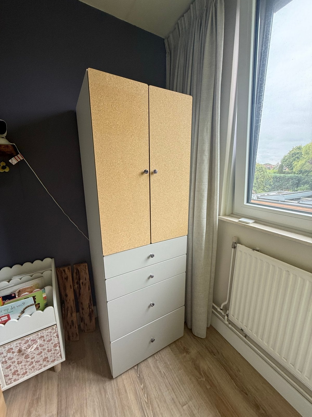 IKEA Småstad kledingkast met kurk deuren en natuursteen, Kinderen en Baby's, Kinderkamer | Commodes en Kasten, Ophalen, 105 cm of meer