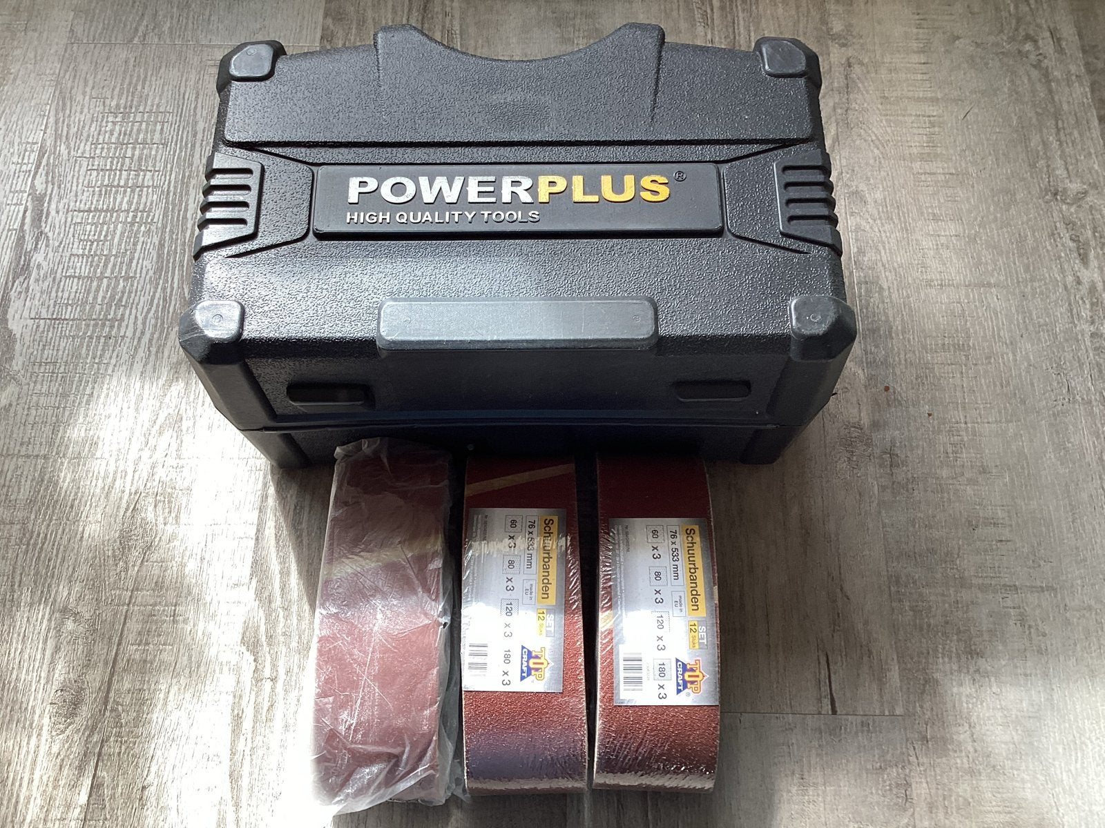 Powerplus Bandschuurmachine X046 met koffer en schuurbanden, Ophalen, Zo goed als nieuw, Minder dan 600 watt, Bandschuurmachine