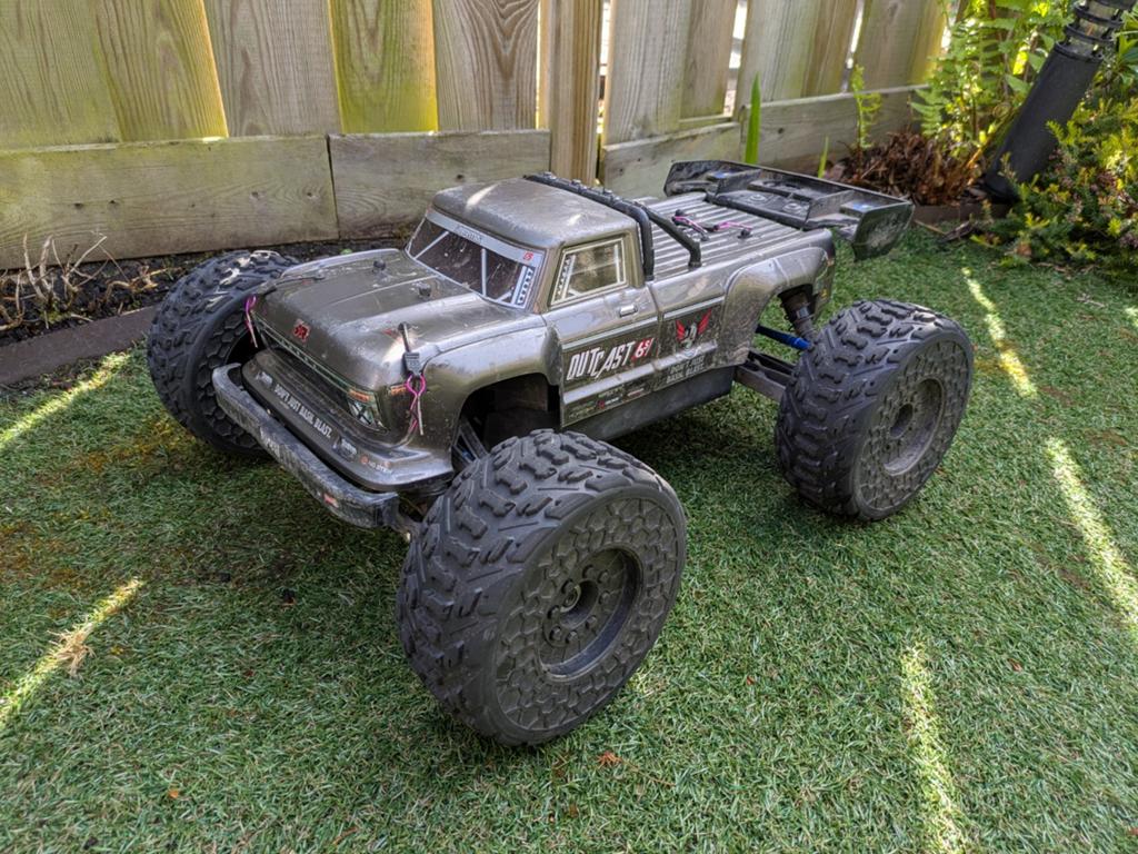 Arrma Outcast 6S zonder zender/ontvanger, Ophalen of Verzenden, Gebruikt, Overige schalen, Auto offroad