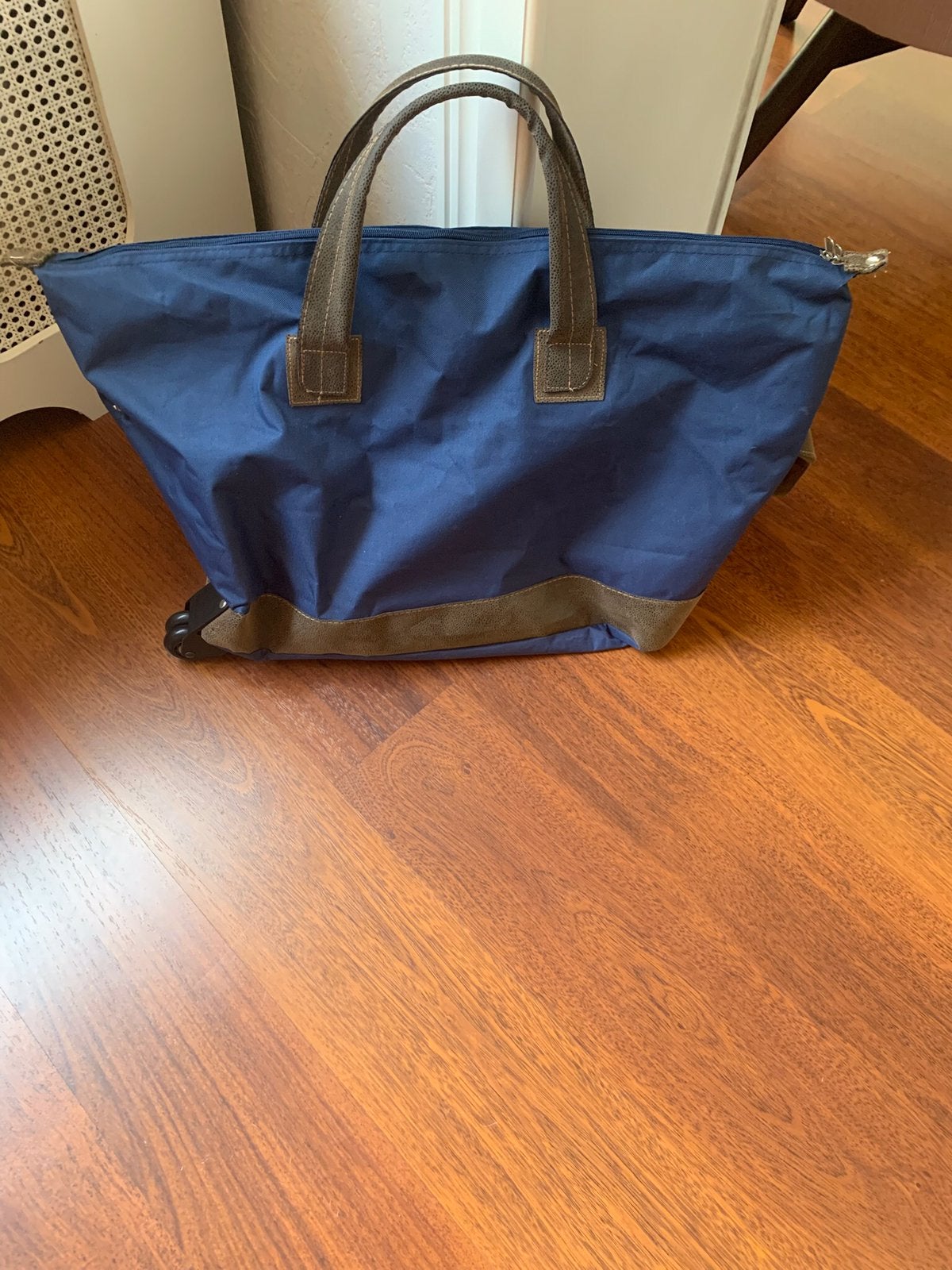 Handige reistas, Sieraden, Tassen en Uiterlijk, Tassen | Reistassen en Weekendtassen, 30 cm of meer, Blauw, Nieuw, Wieltjes