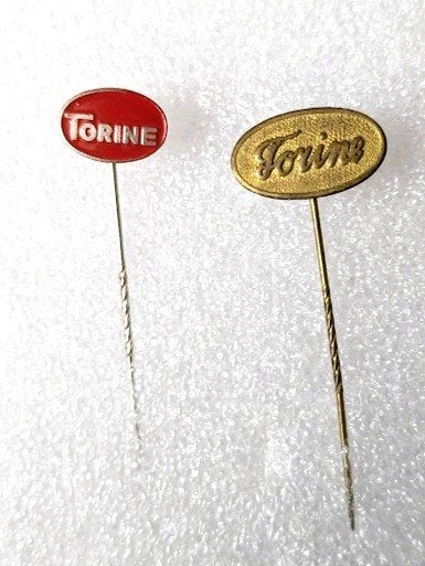 2 verschillende volmetaal spelden van TORINE limonade, Ophalen of Verzenden, Overige onderwerpen, Speldje of Pin