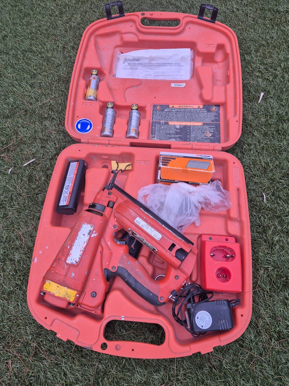 Paslode gas tacker, Ophalen