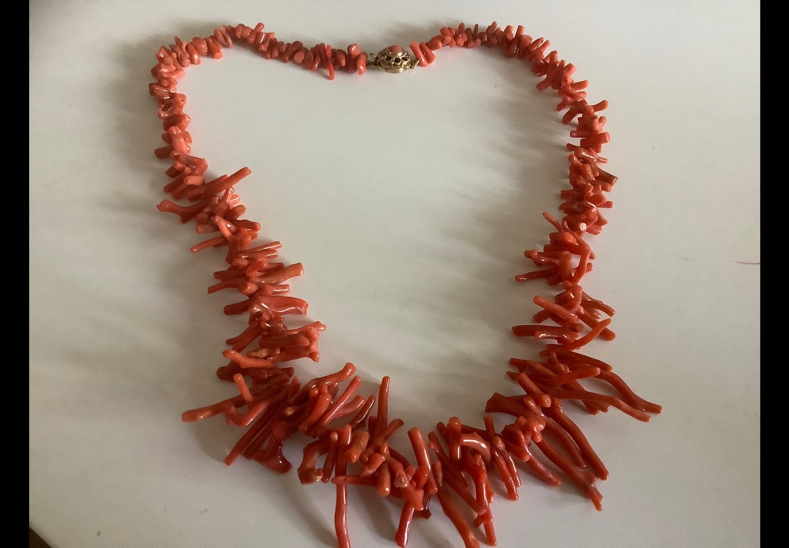 Foto 11 van Antieke Bloedkoraal ketting collier gouden slot 14 k goud