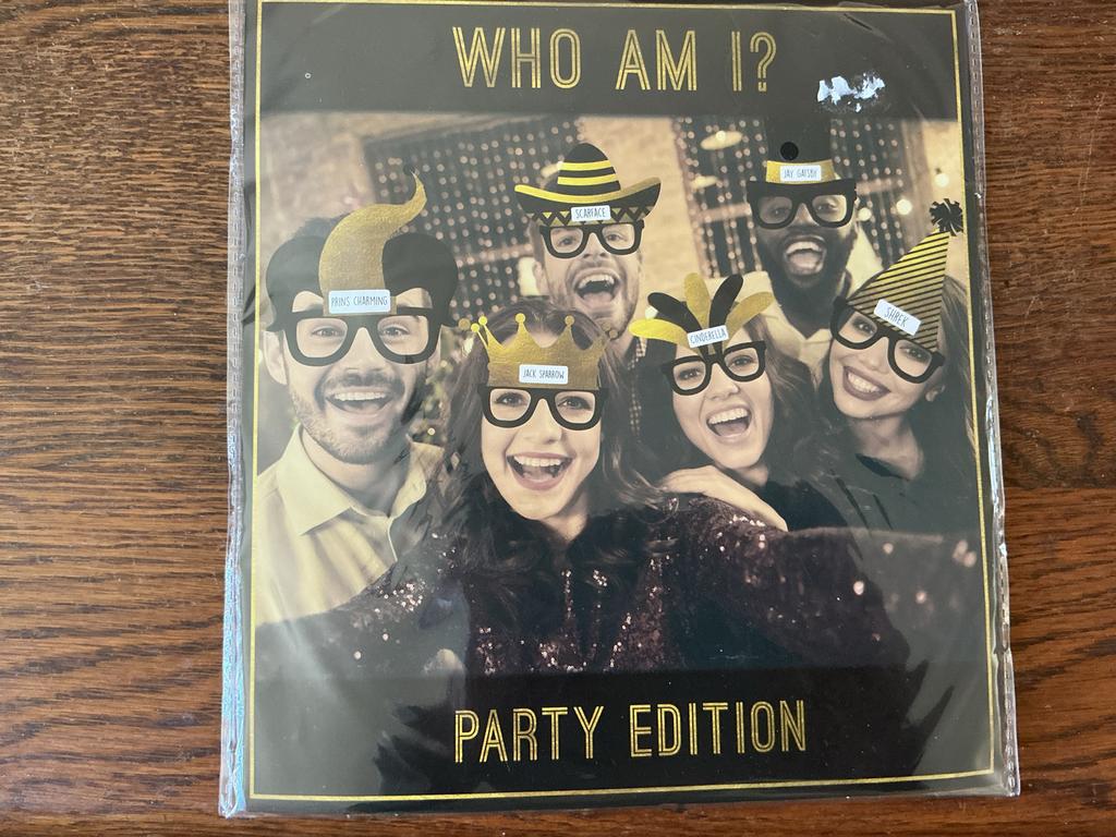 Who Am I? Party Edition - Raadspel met brillen, Ophalen of Verzenden, Nieuw, Feestartikel, Verjaardag