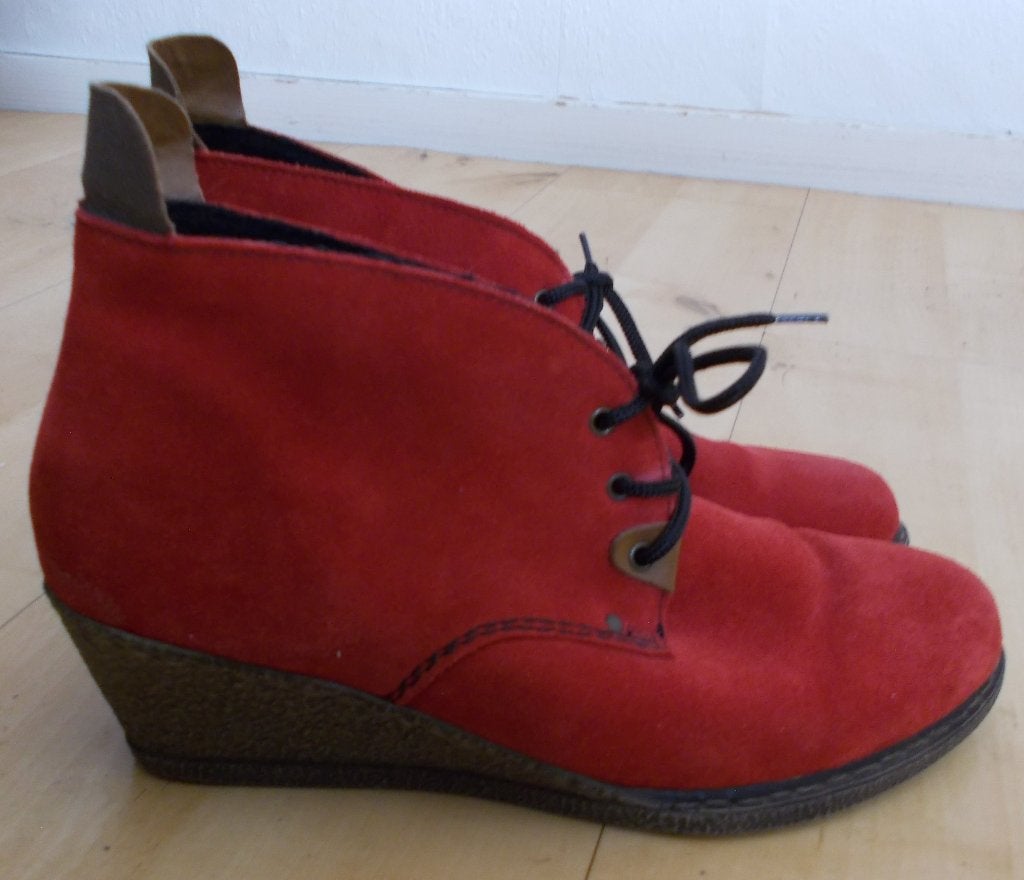 Leuke rode suede schoenen met sleehak van Rieker! 40, Lage of Enkellaarzen, Ophalen of Verzenden, Zo goed als nieuw, Rood