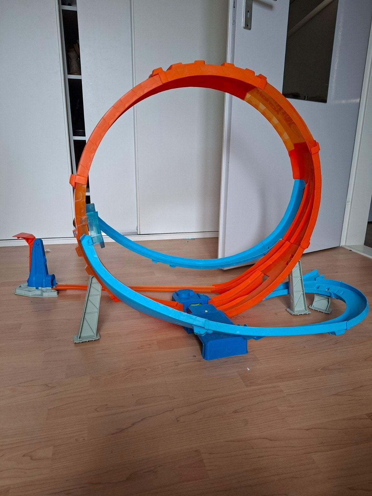 Hot Wheels racebaan met looping en gemotoriseerde booster, Ophalen