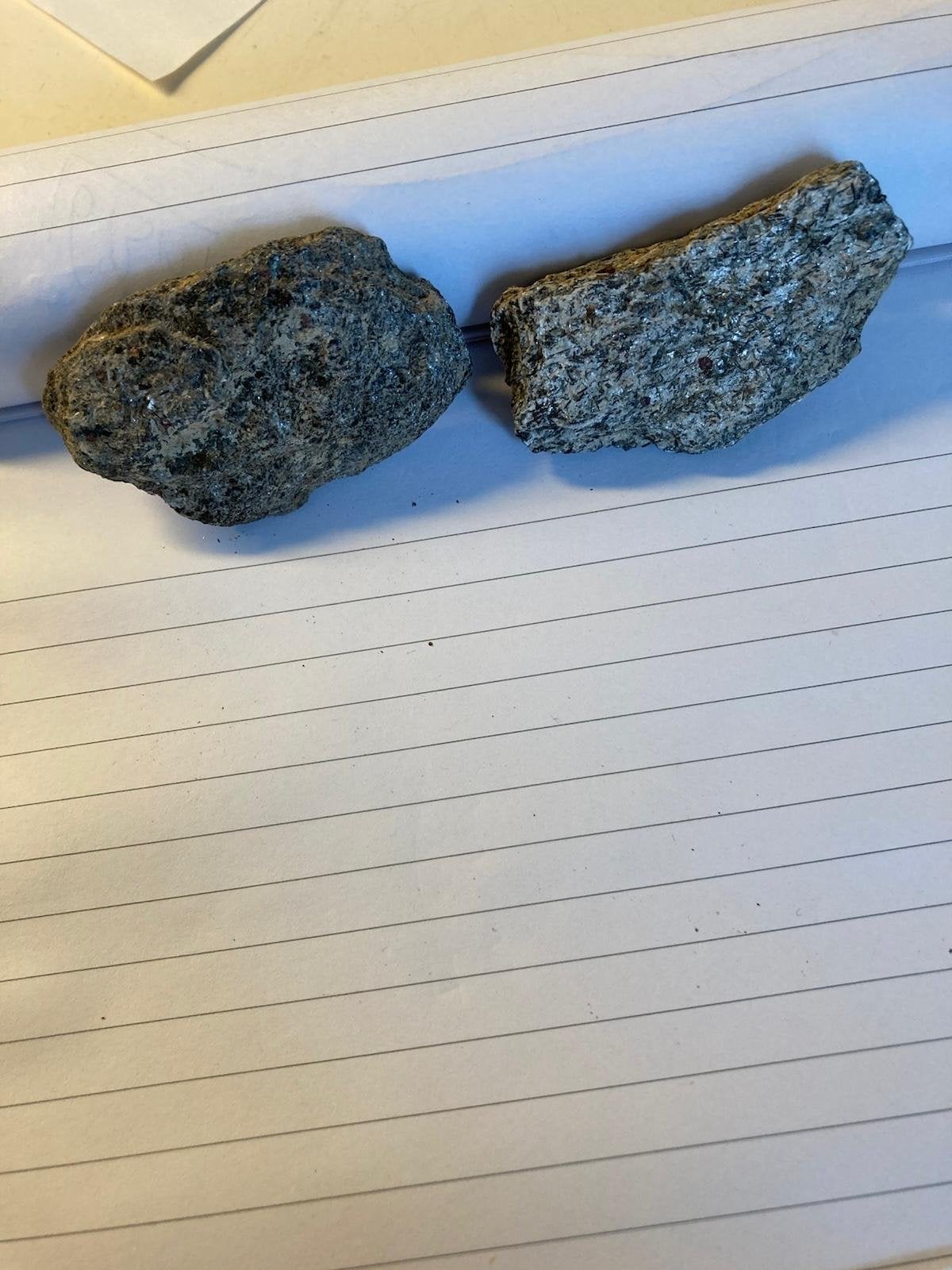 Mooie natuurlijke metamorfe stenen met mica-insluitsels, Ophalen of Verzenden, Mineraal