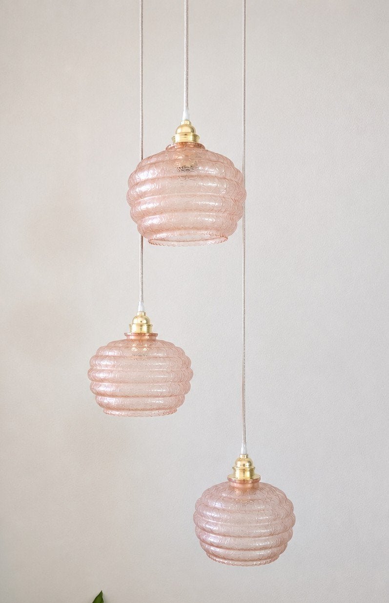 Prachtige vintage hanglampen van lichtroze geribbeld persgla, Ophalen of Verzenden, Zo goed als nieuw, Glas, E27 (groot)