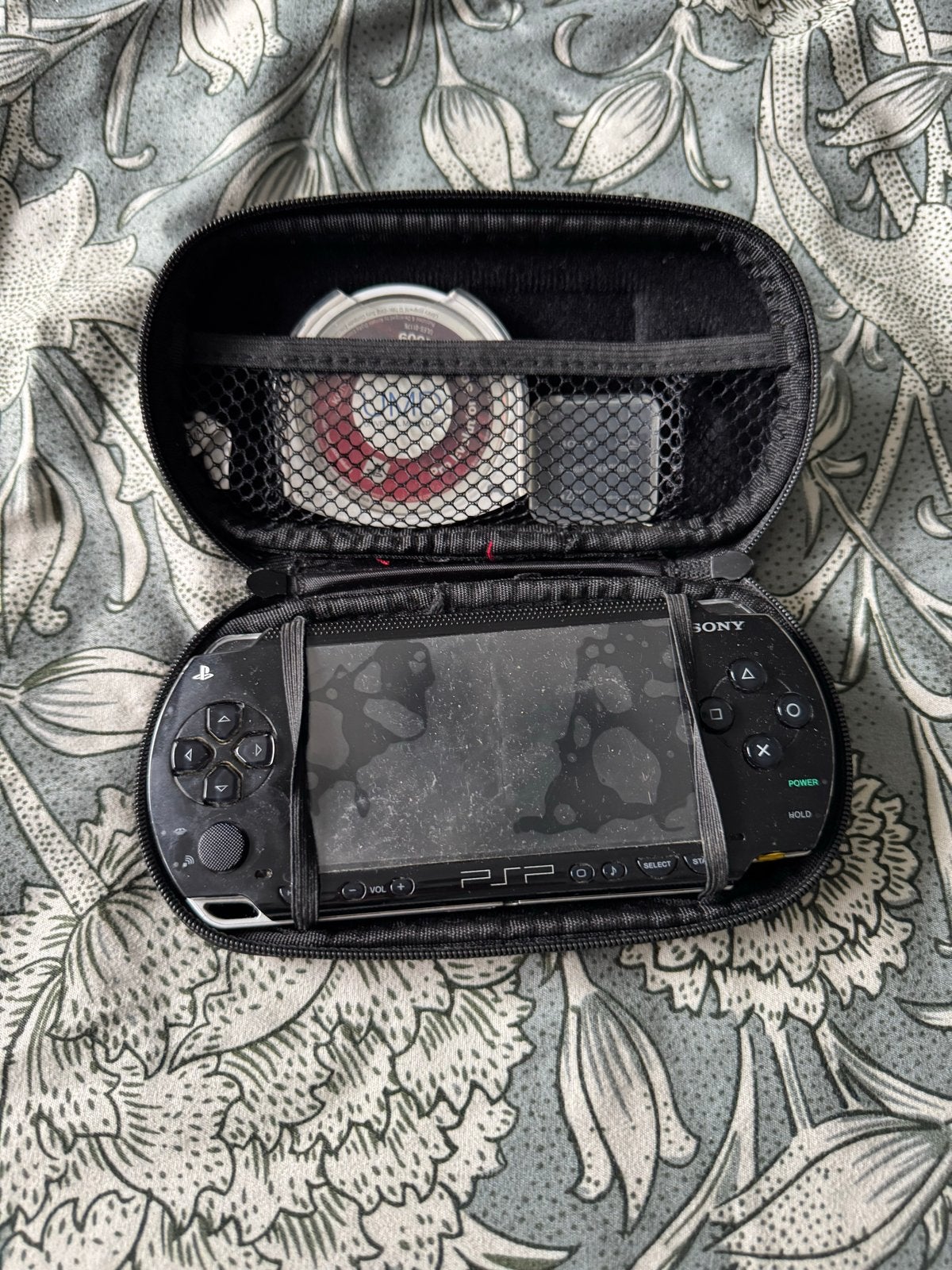 Sony PSP-1004 met 15 games en hoesje, Spelcomputers en Games, Zwart, Ophalen of Verzenden, PSP, Gebruikt