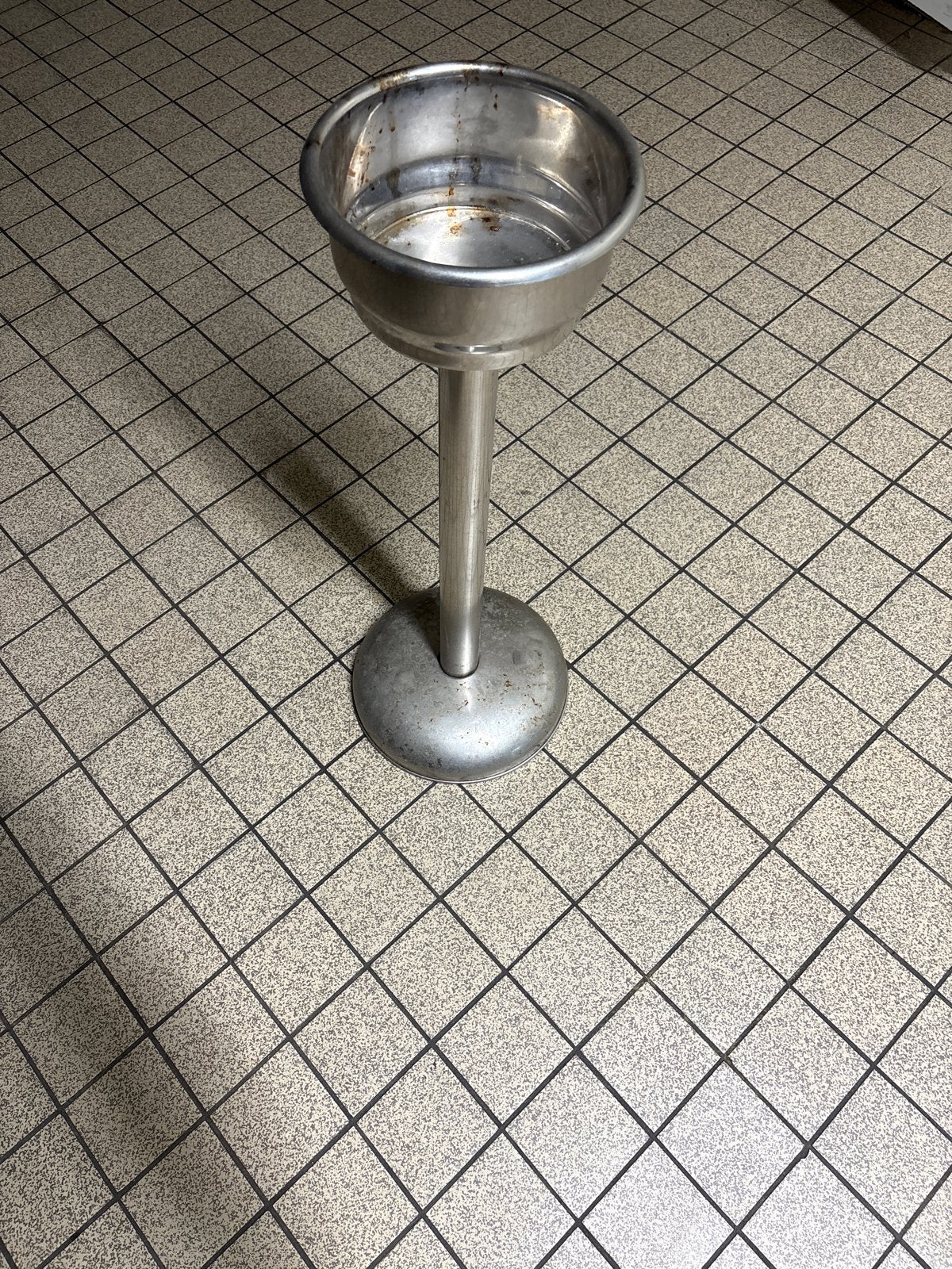 Metalen asbak staand model, Ophalen, Gebruikt