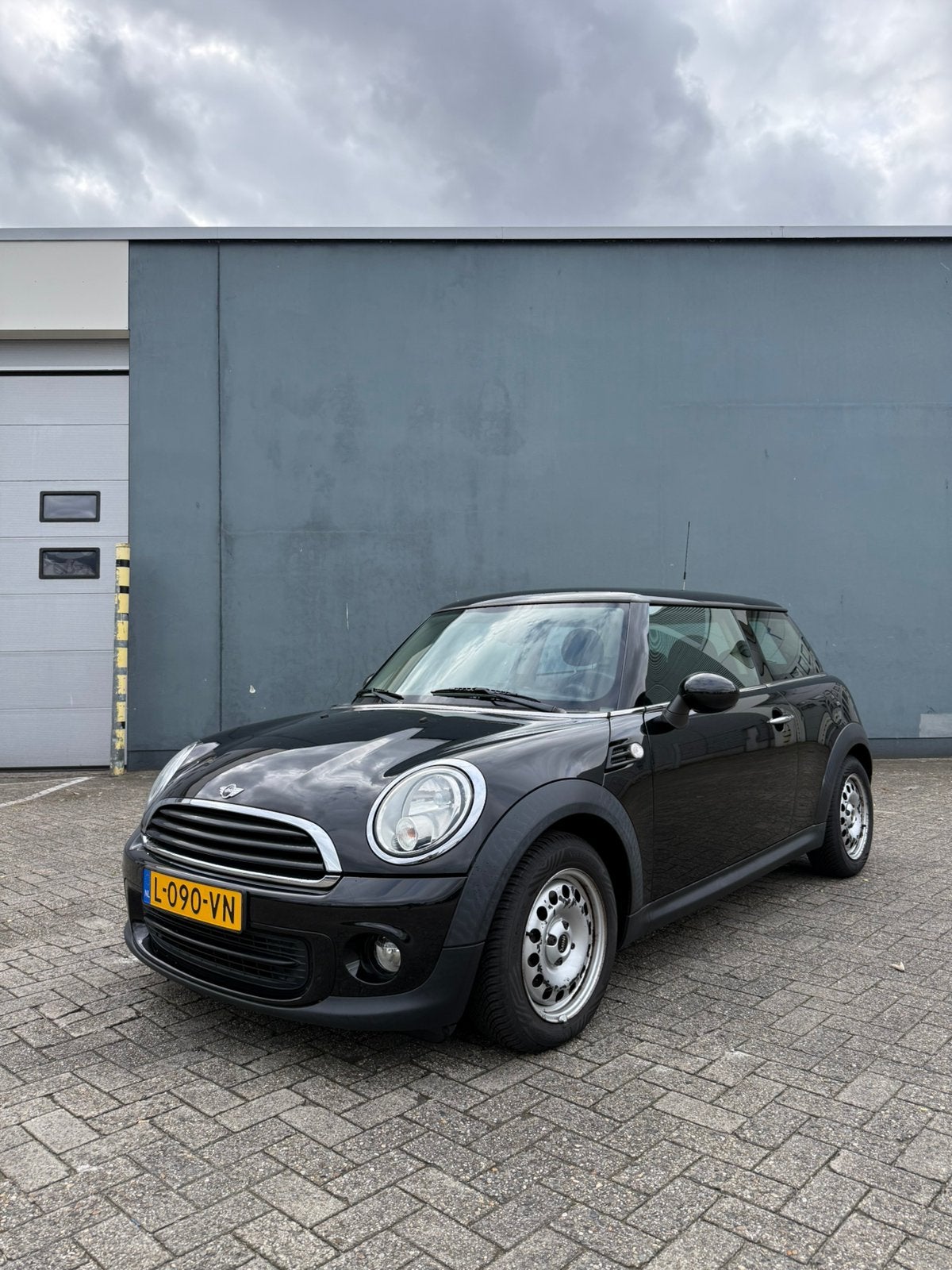 Mini 1.6 ONE 55KW 2011 Zwart Vers onderhouden Nieuwe APK, Auto's, Voorwielaandrijving, Stof, 40 €/maand, Zwart