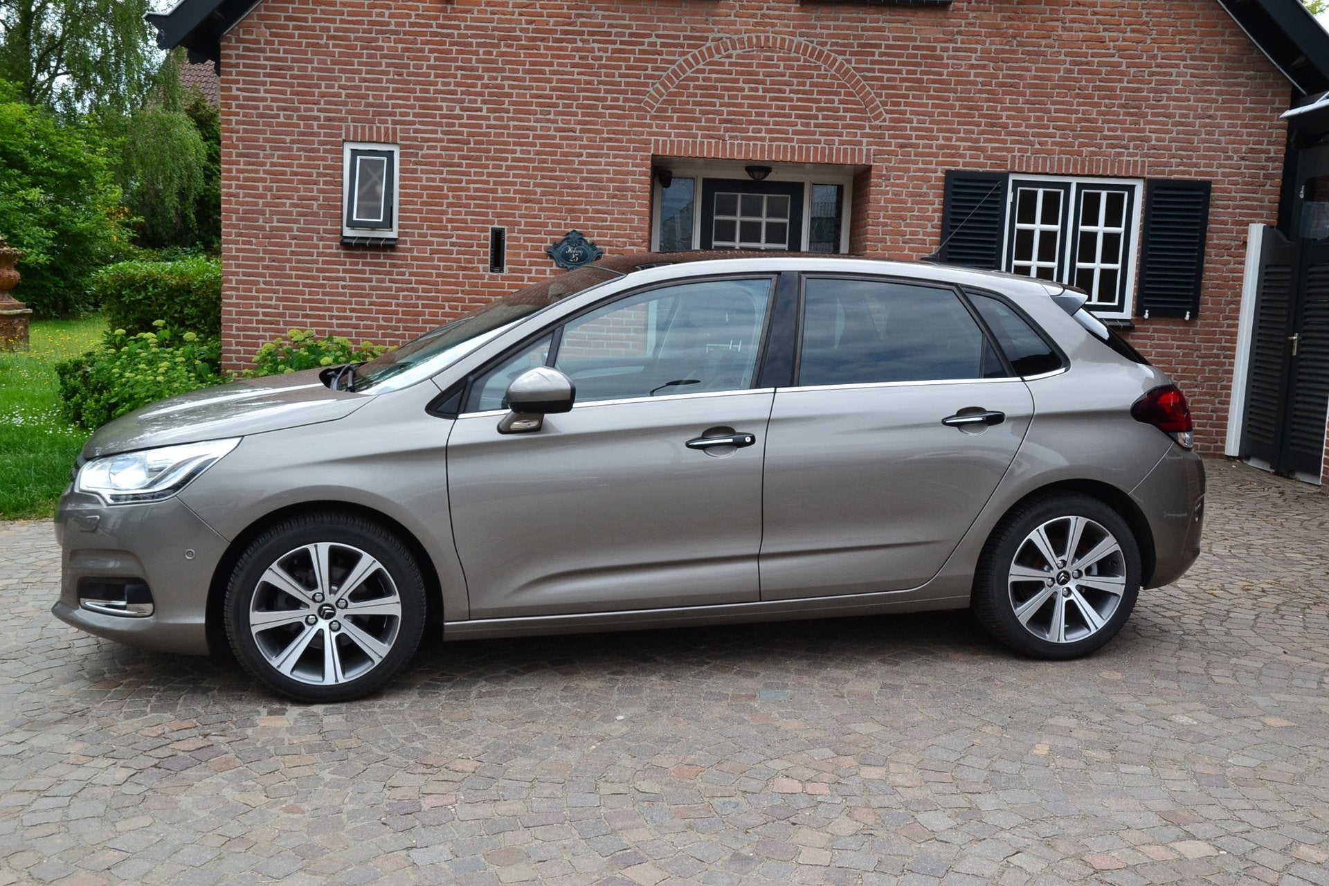 Citroen C4 1.2 PureTech Shine - 1e eigenaar - Airco - Naviga, Automatische klimaatregeling, 1199 cc, Leder en Stof, Origineel Nederlands