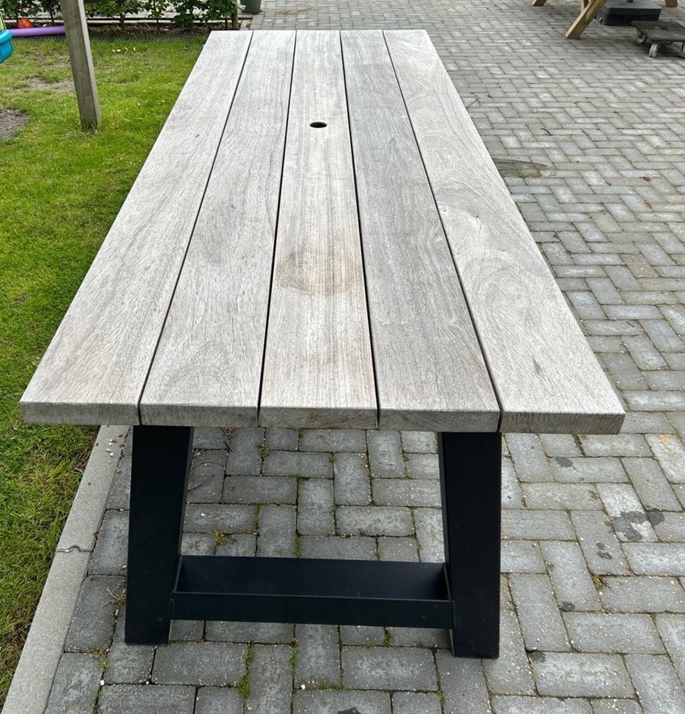 Padoek hardhouten tuintafel met zwart stalen onderstel, Ophalen, Gebruikt, Rechthoekig, Hout