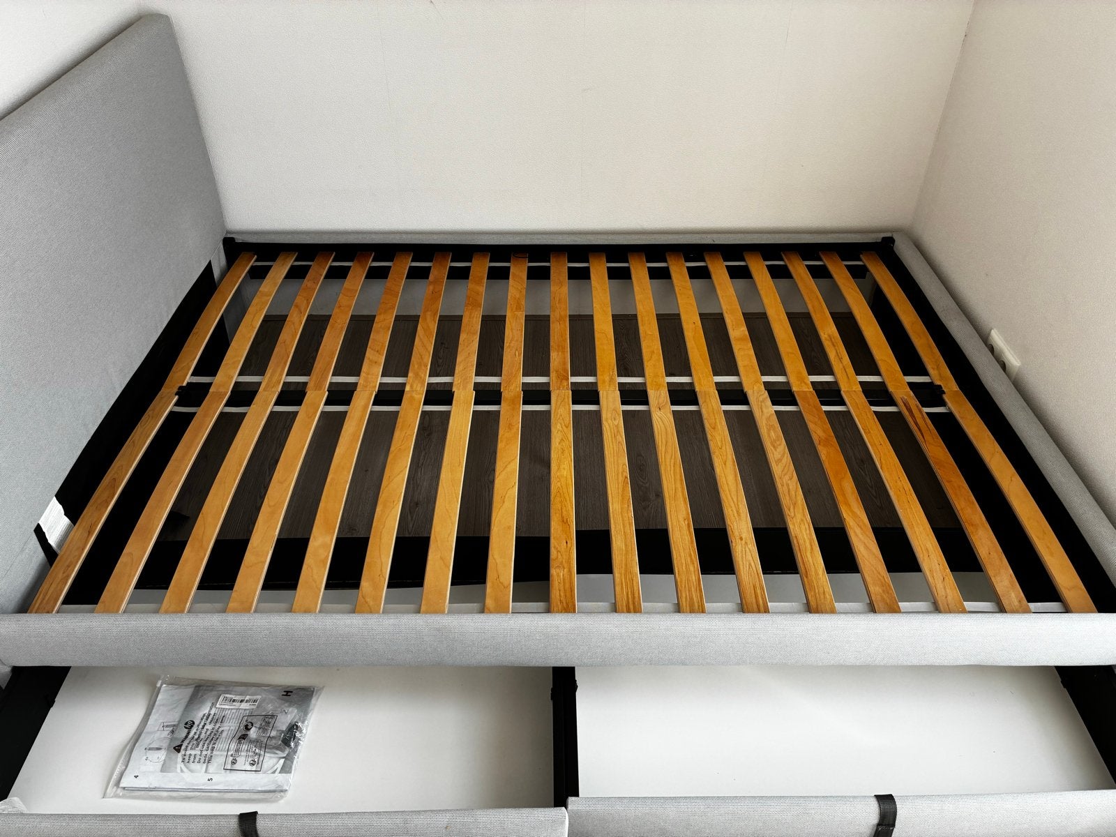 IKEA GLADSTAD gestoffeerd bedframe met 2 lades, 140x200cm, Ophalen, Tweepersoons, 140 cm, Zo goed als nieuw