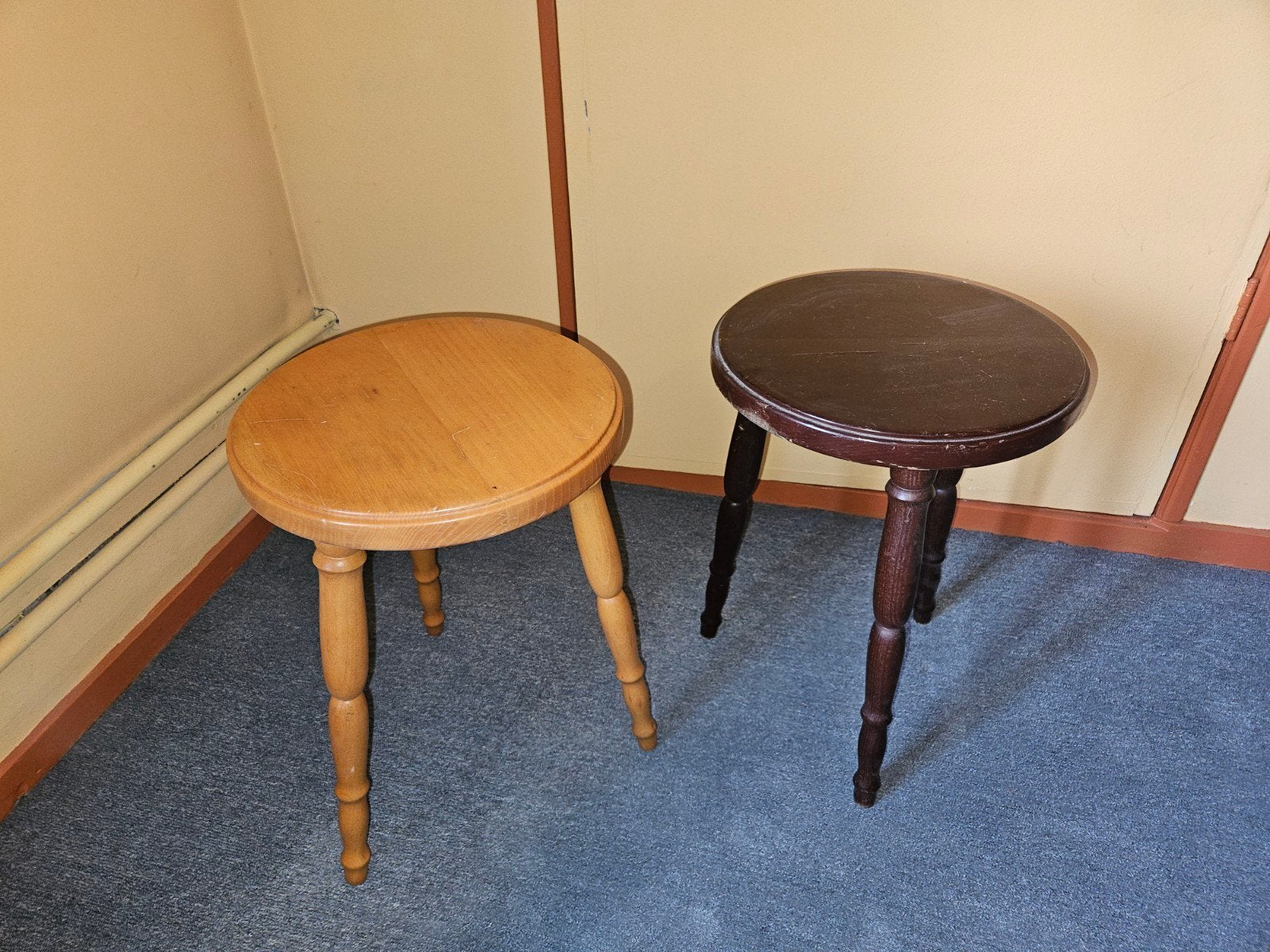2 houten krukjes, driepoot, Ophalen, Gebruikt, Hout