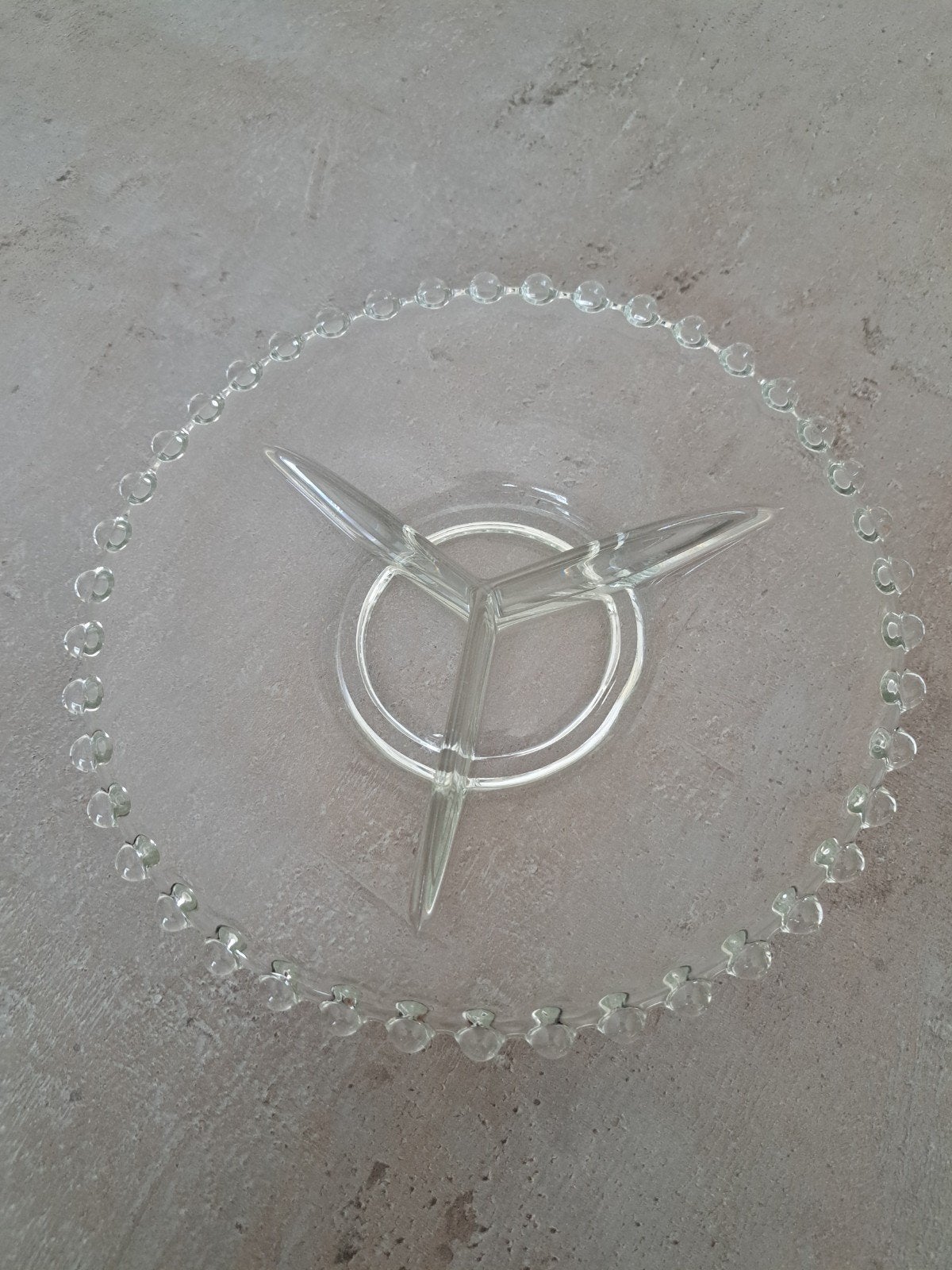 Glazen schaal met decoratieve rand - 22 cm diameter, Antiek en Kunst, Antiek | Glas en Kristal, Ophalen