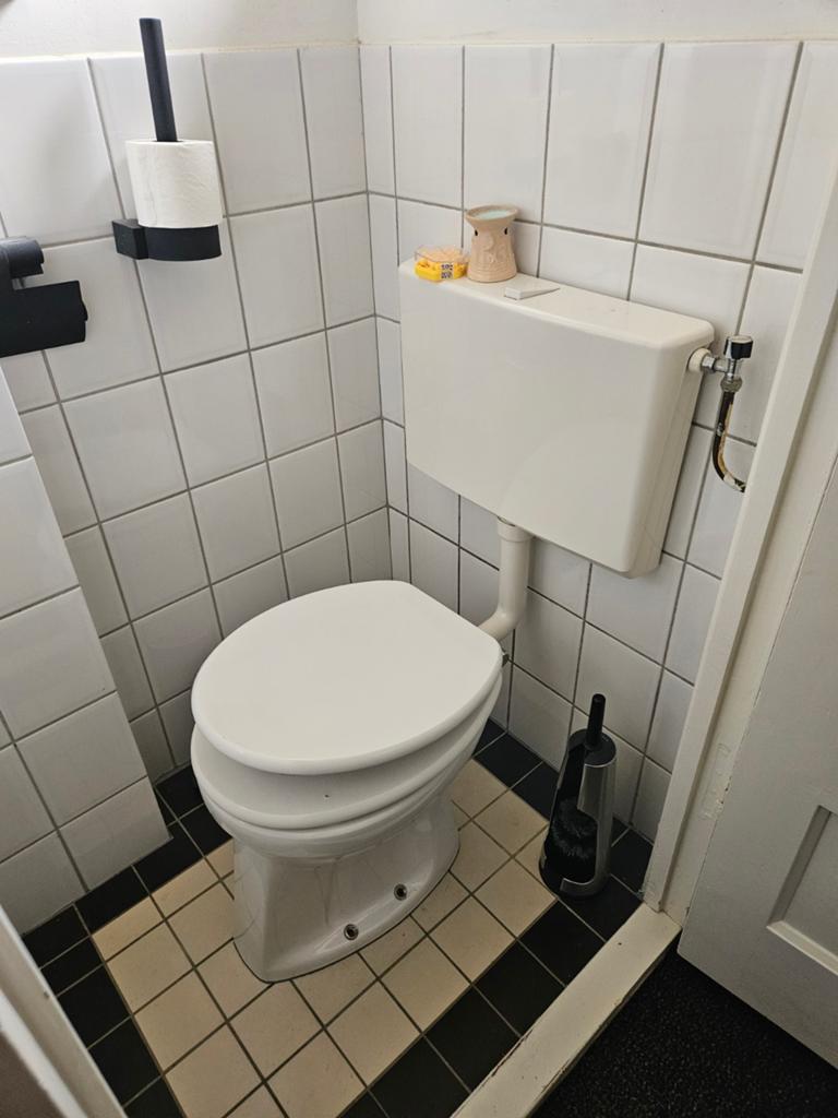 Toilet met stortbak, zelf demonteren, Huis en Inrichting, Ophalen, Gebruikt