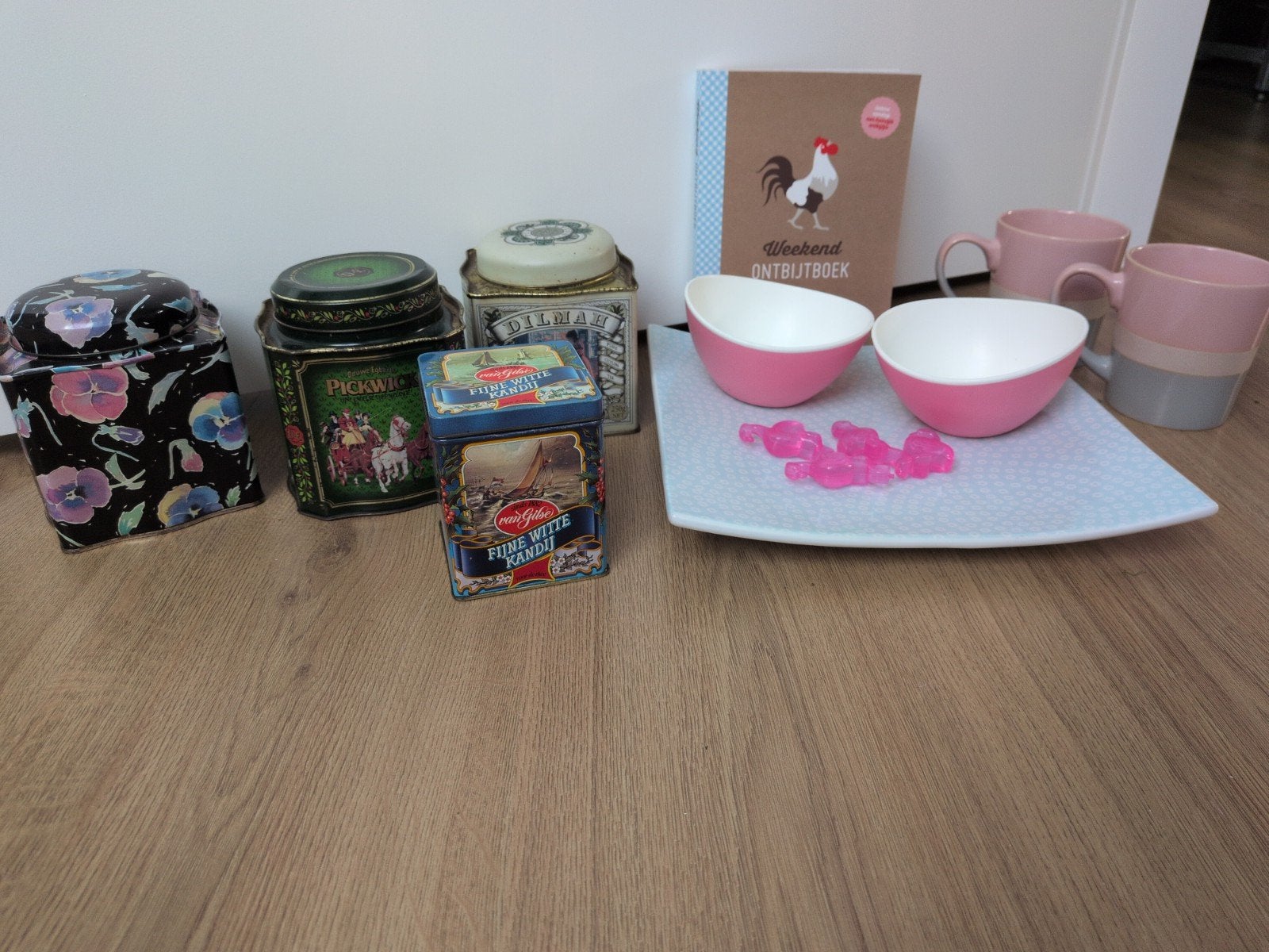 Keukenset: Ontbijtboek, servies,  ijsblokjes, blikken, Overige typen, Ophalen of Verzenden, Zo goed als nieuw, Meerkleurig