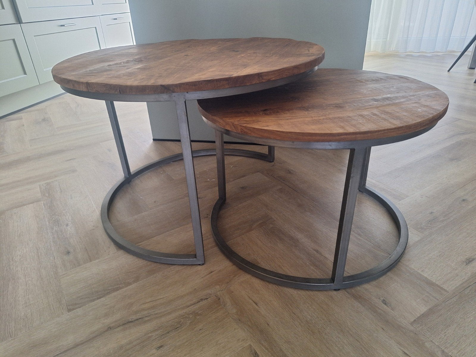 Set van 2 salontafels met geborsteld stalen onderstel, Gebruikt, 50 tot 100 cm, Rond, 50 tot 100 cm