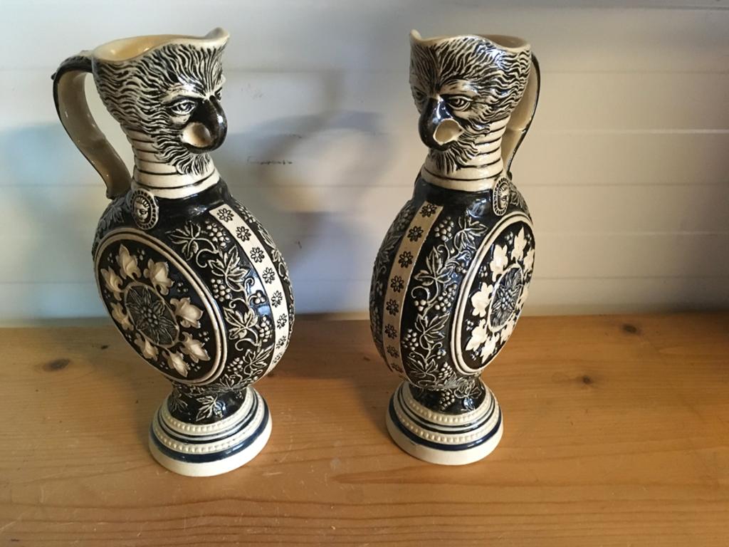 Twee Duitse steengoed wijnkruikjes met uilenkop, Ophalen
