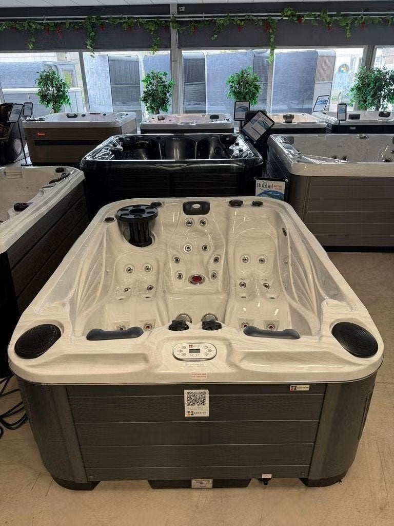Showmodel - nieuw - Spa/ Jacuzzi 3 pers. 220V, Ophalen, Nieuw, Trap, Vast