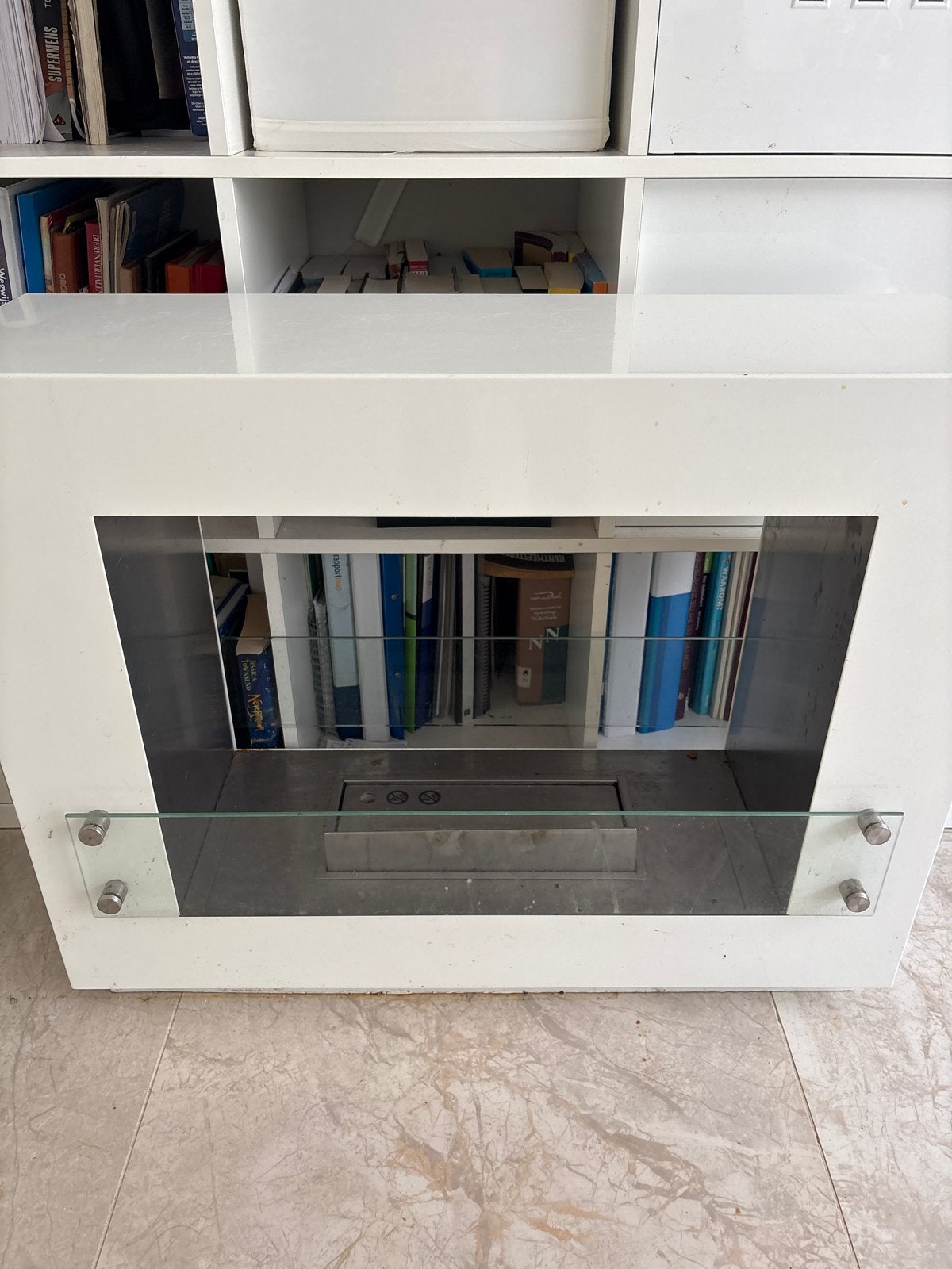 Moderne witte sfeerhaard met glazen ombouw, Ophalen, Hout, Gebruikt, Modern