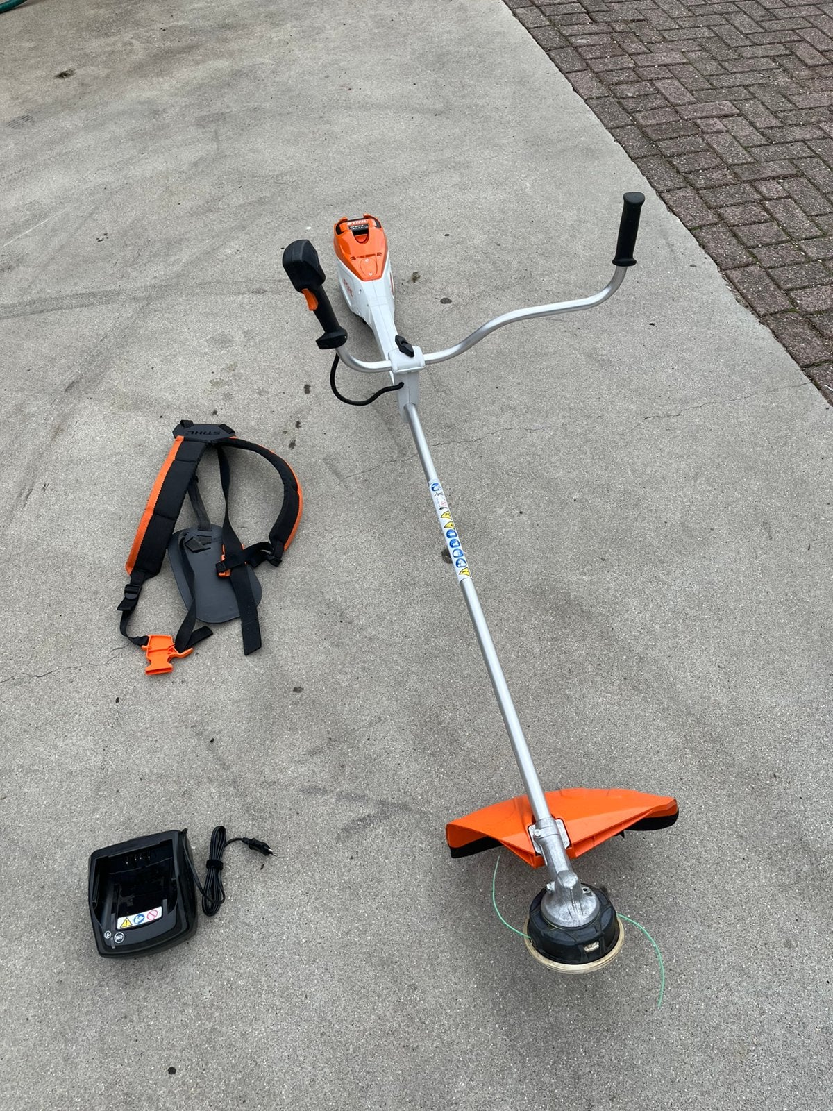 Stihl bosmaaier FSA 135  met accu en lader accu-bosmaaier, Ophalen, ., Zo goed als nieuw, .