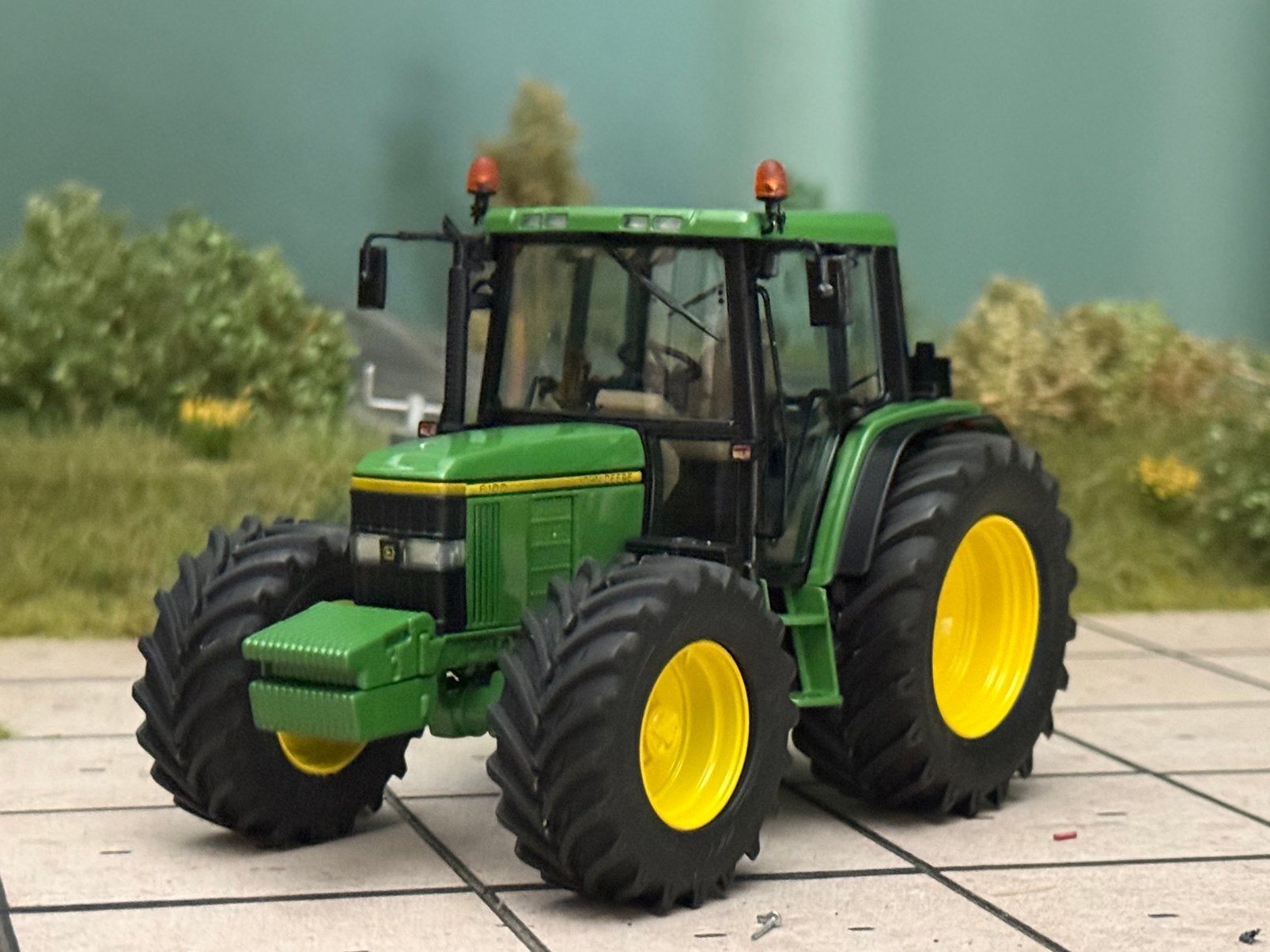 John deere 6100 1:32 schuco verbouwd, Hobby en Vrije tijd, Modelauto's | 1:32, Ophalen of Verzenden, Zo goed als nieuw, Tractor of Landbouw