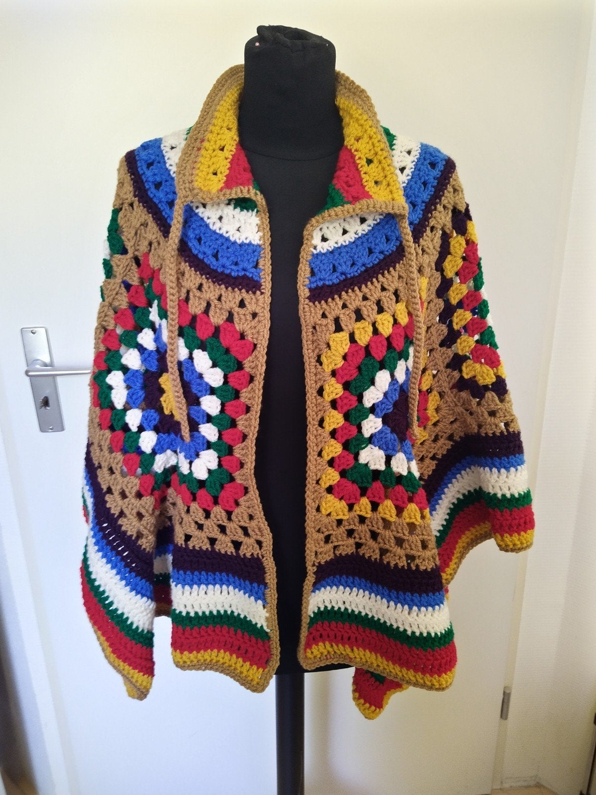 Nieuwe handgehaakte poncho van zachte acryl, Ophalen of Verzenden, Nieuw