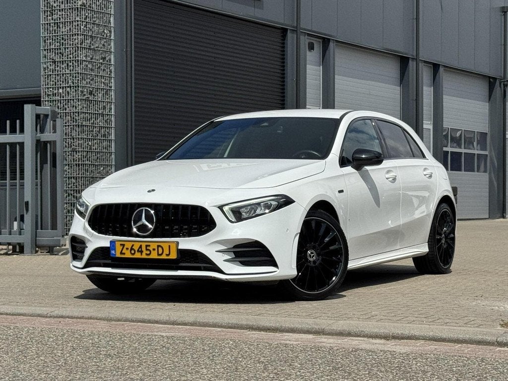 Mercedes A-klasse 250 e AMG|Night|Sfeerverlichting|Widescree, Auto's, Gebruikt, Euro 6, 4 cilinders, Wit
