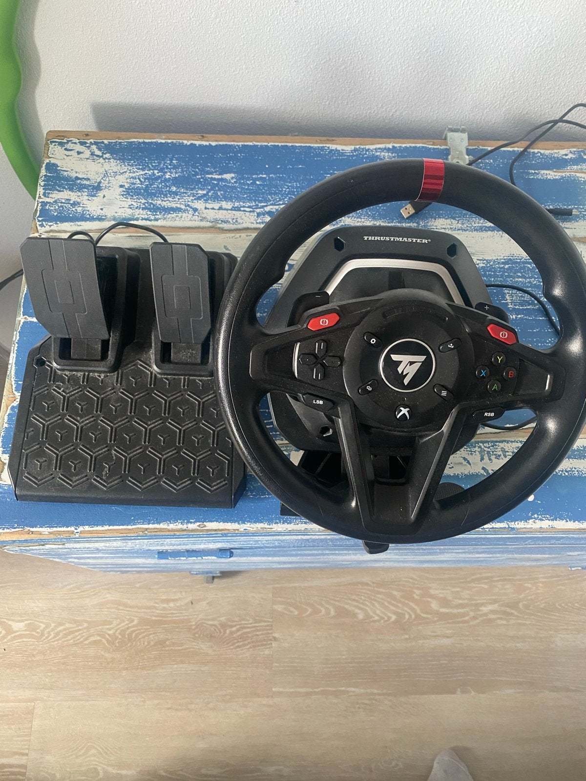 Thrustmaster T128 racestuur met pedalen voor Xbox, Spelcomputers en Games, Spelcomputers | Xbox | Accessoires, Ophalen, Zo goed als nieuw