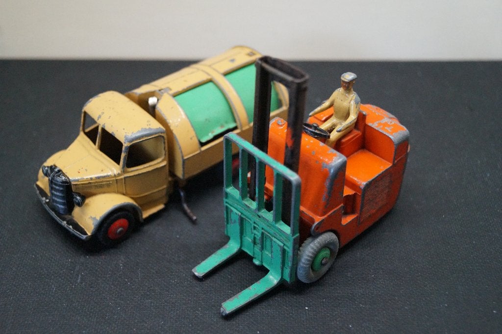 Twee Dinky toys origineel. Opruiming, Verzenden