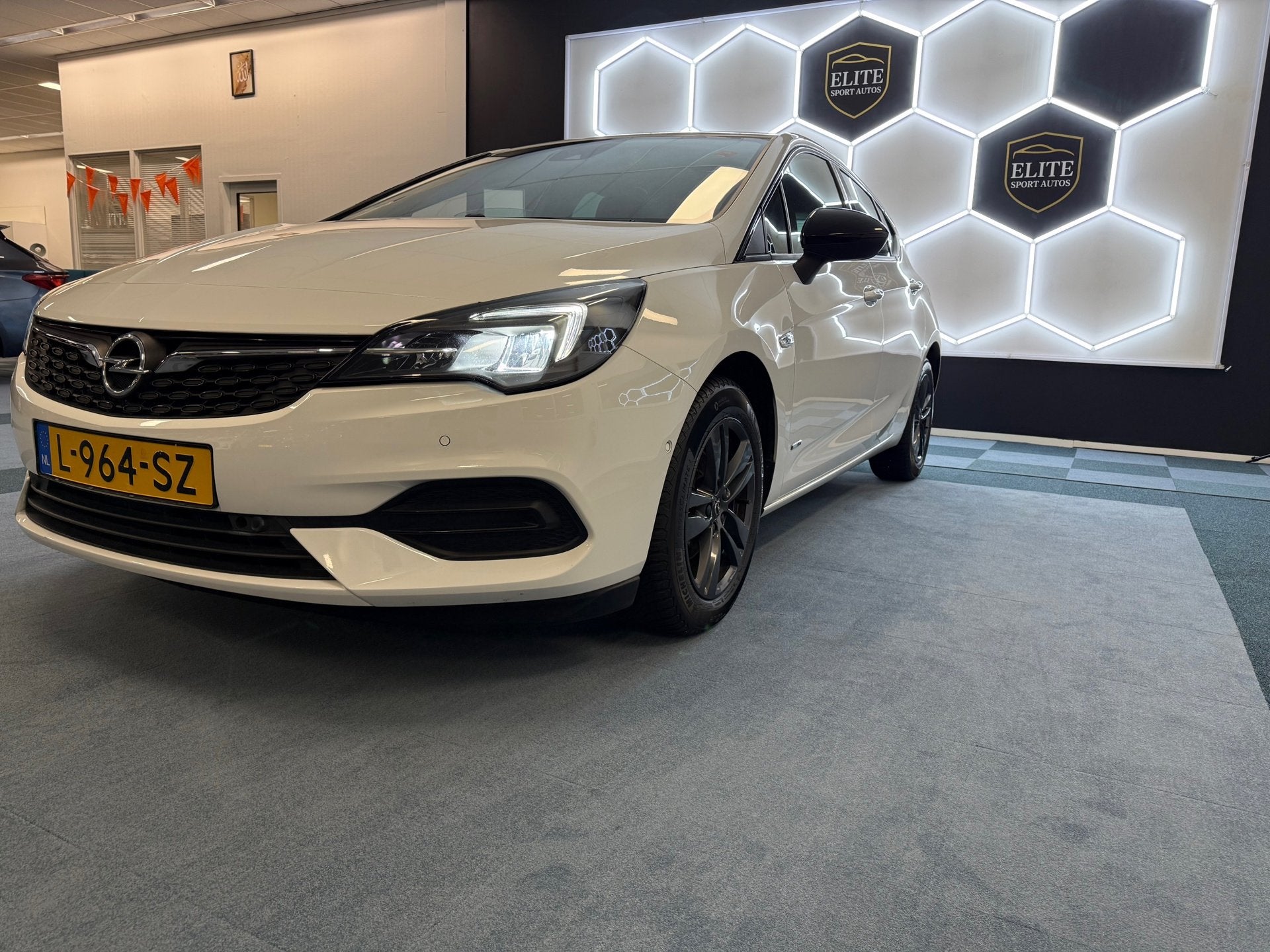 Opel Astra 1.2 Design & Tech I CAMERA I NAVI I DODENHOEK ASS, Voorwielaandrijving, 1350 kg, Stof, Gebruikt