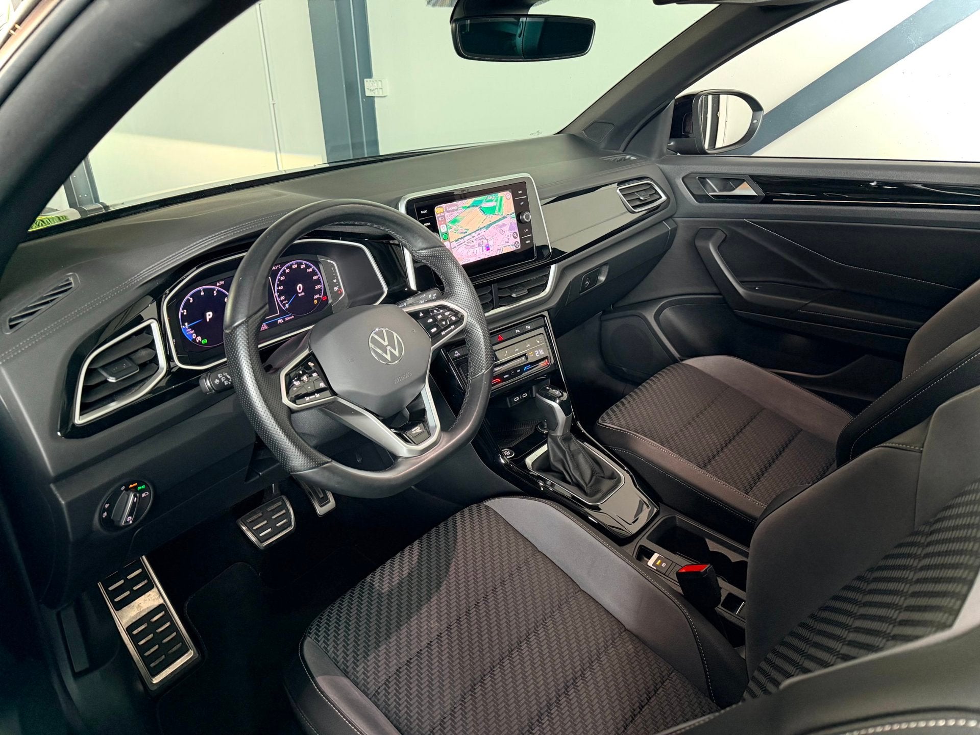 Volkswagen T-Roc Cabrio 1.5 TSI R-Line, ACC, Camera, Windsch, 4 cilinders, Leder, Benzine, 750 kg