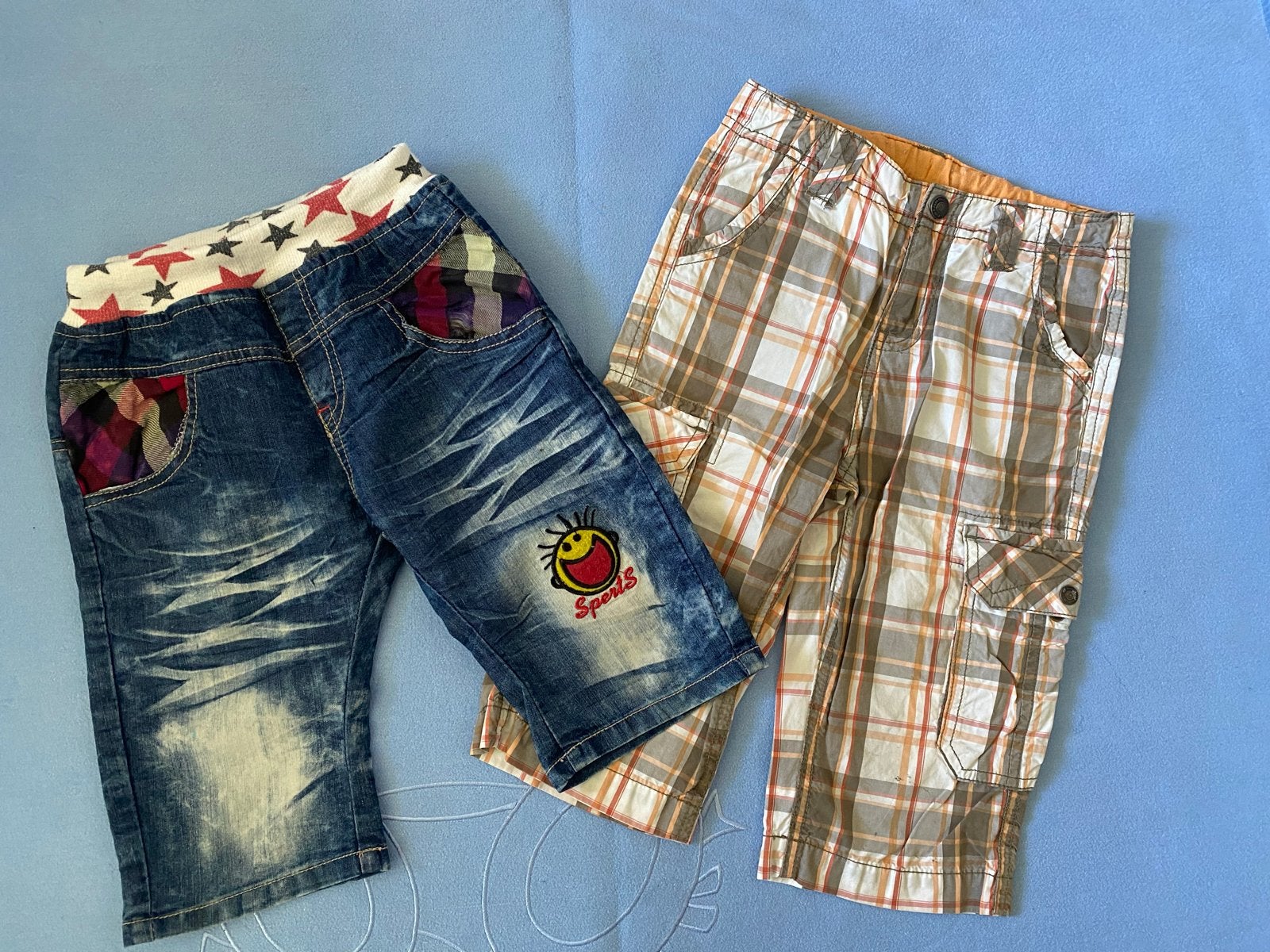 2 korte broeken: spijkerbroek en geruite broek in maat 116, Ophalen of Verzenden, Gebruikt, Jongen, Broek