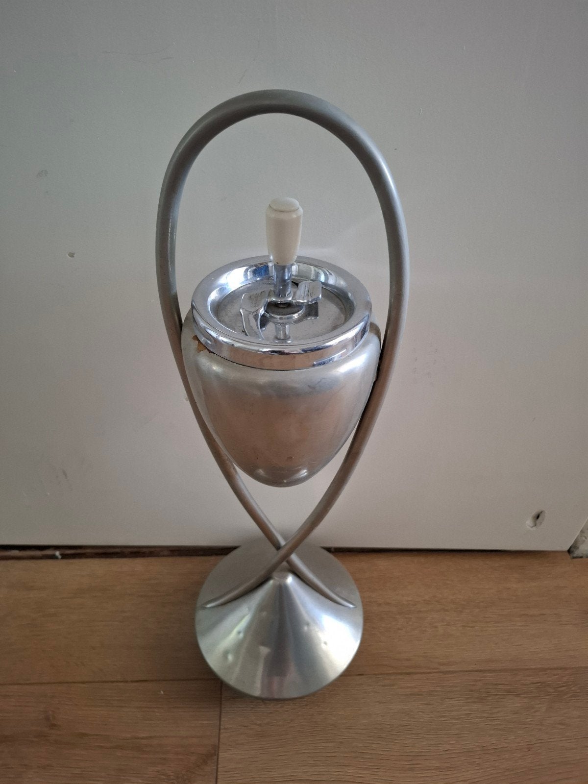 Vintage design  asbak op poot jaren 50-60, Ophalen of Verzenden