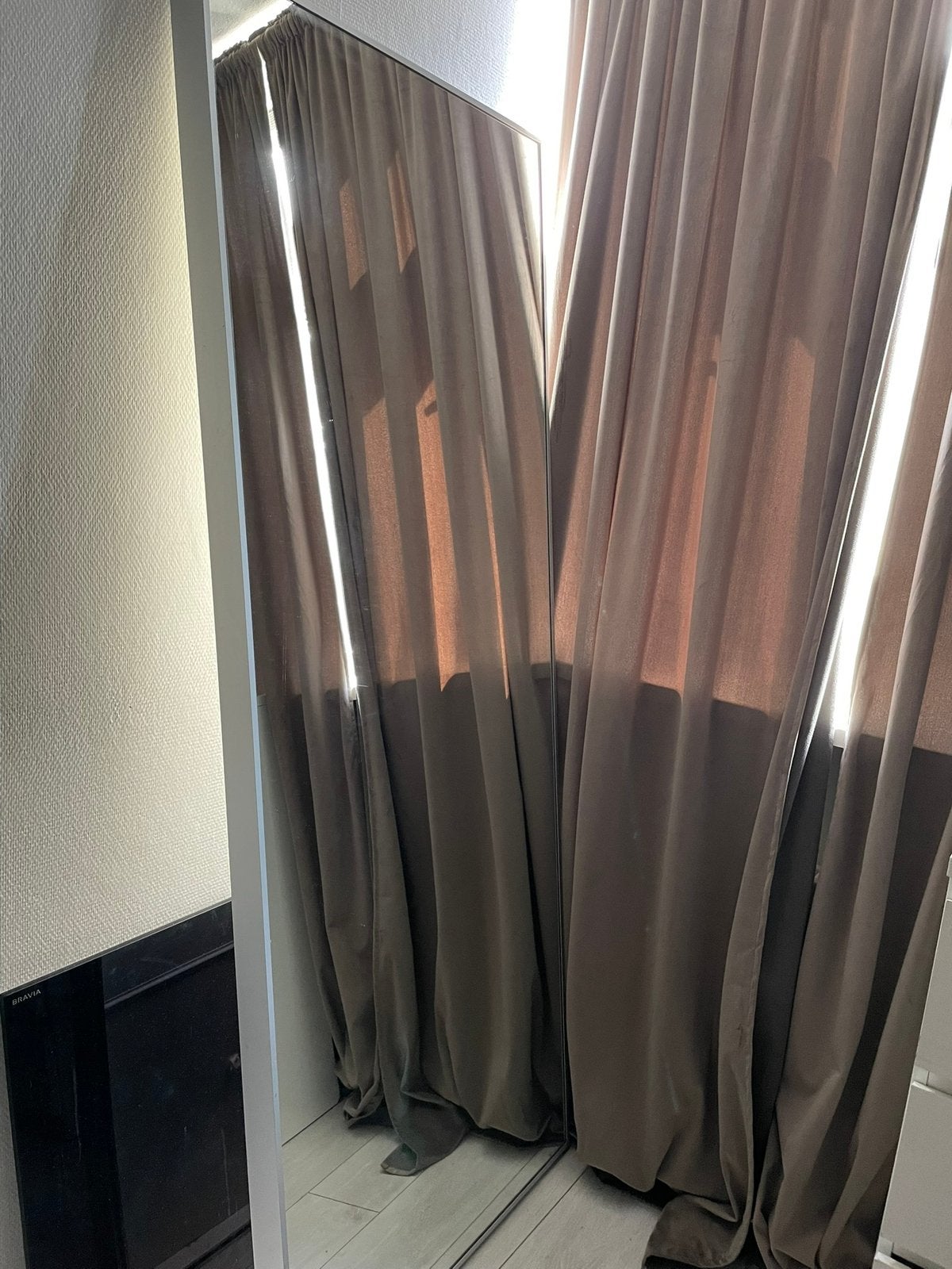 Ikea Hovet Spiegel Aluminium, Huis en Inrichting, Woonaccessoires | Spiegels, Ophalen, Zo goed als nieuw